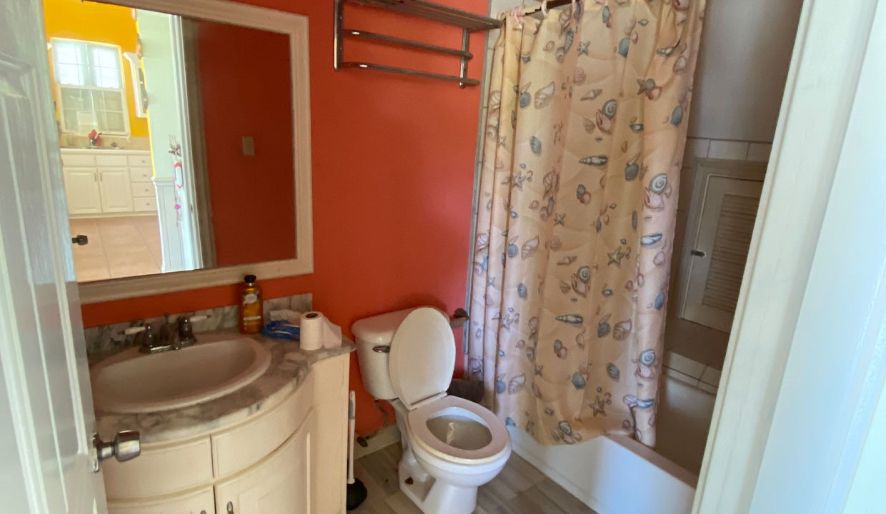 House-in-st-georges-caye-bathroom