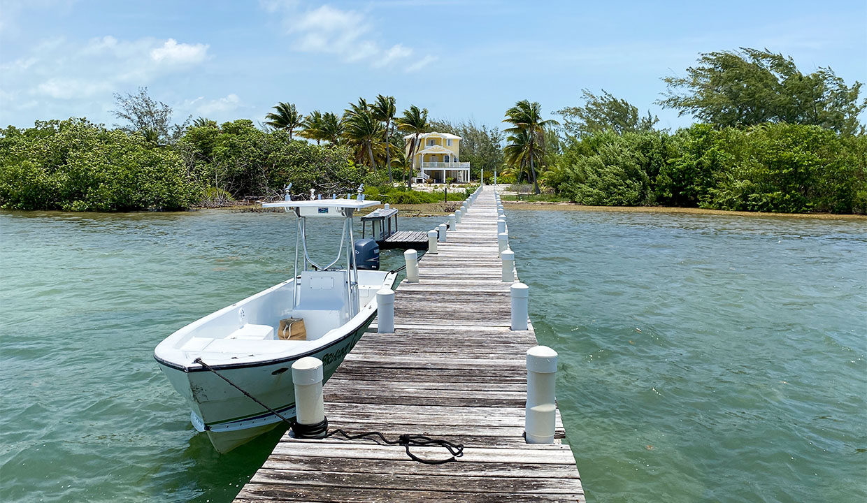 House-in-st-georges-caye-pier